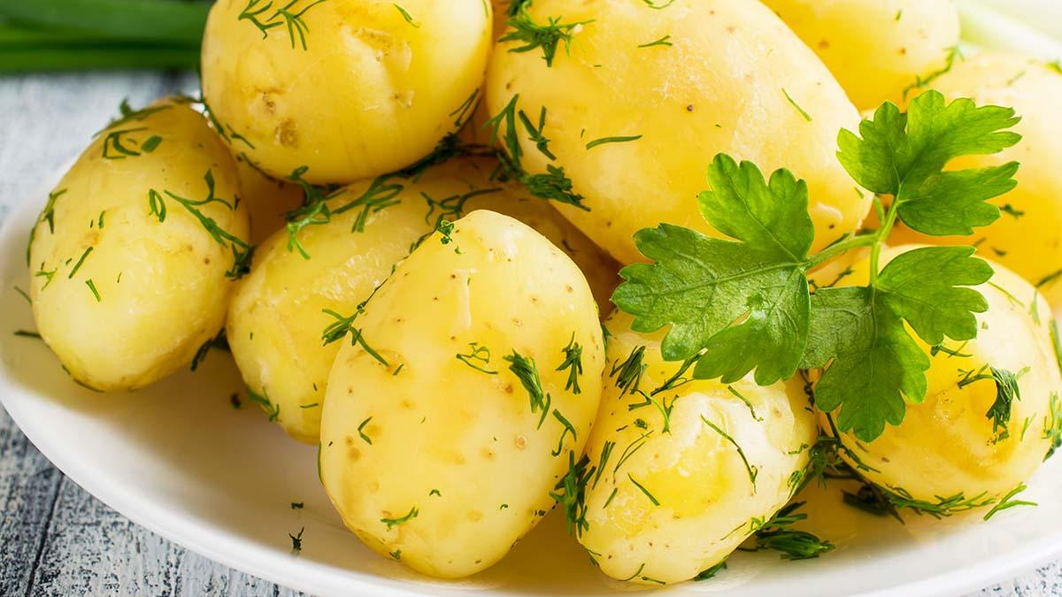Отварной картофель с зеленью и сливочным маслом