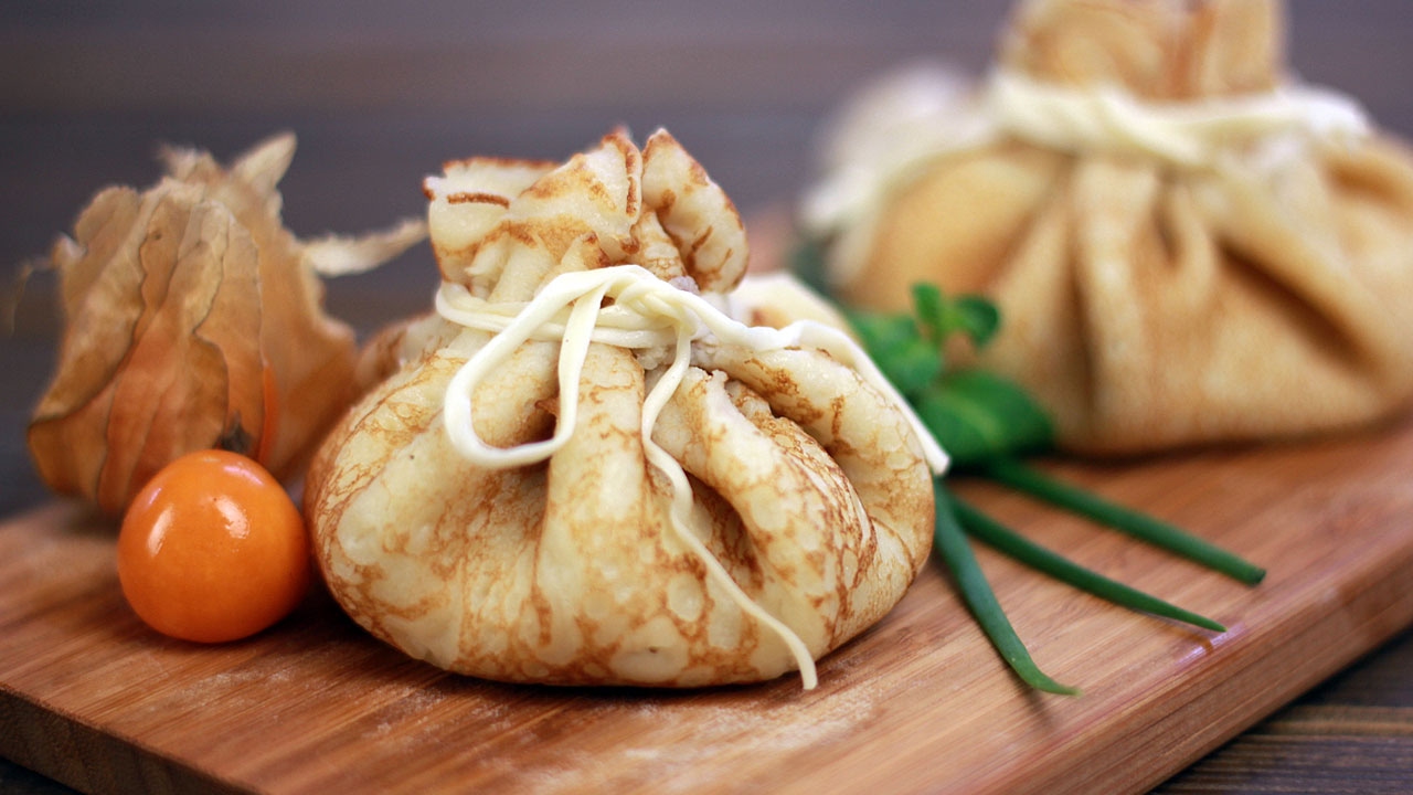 Жульен с курицей в блинном мешочке