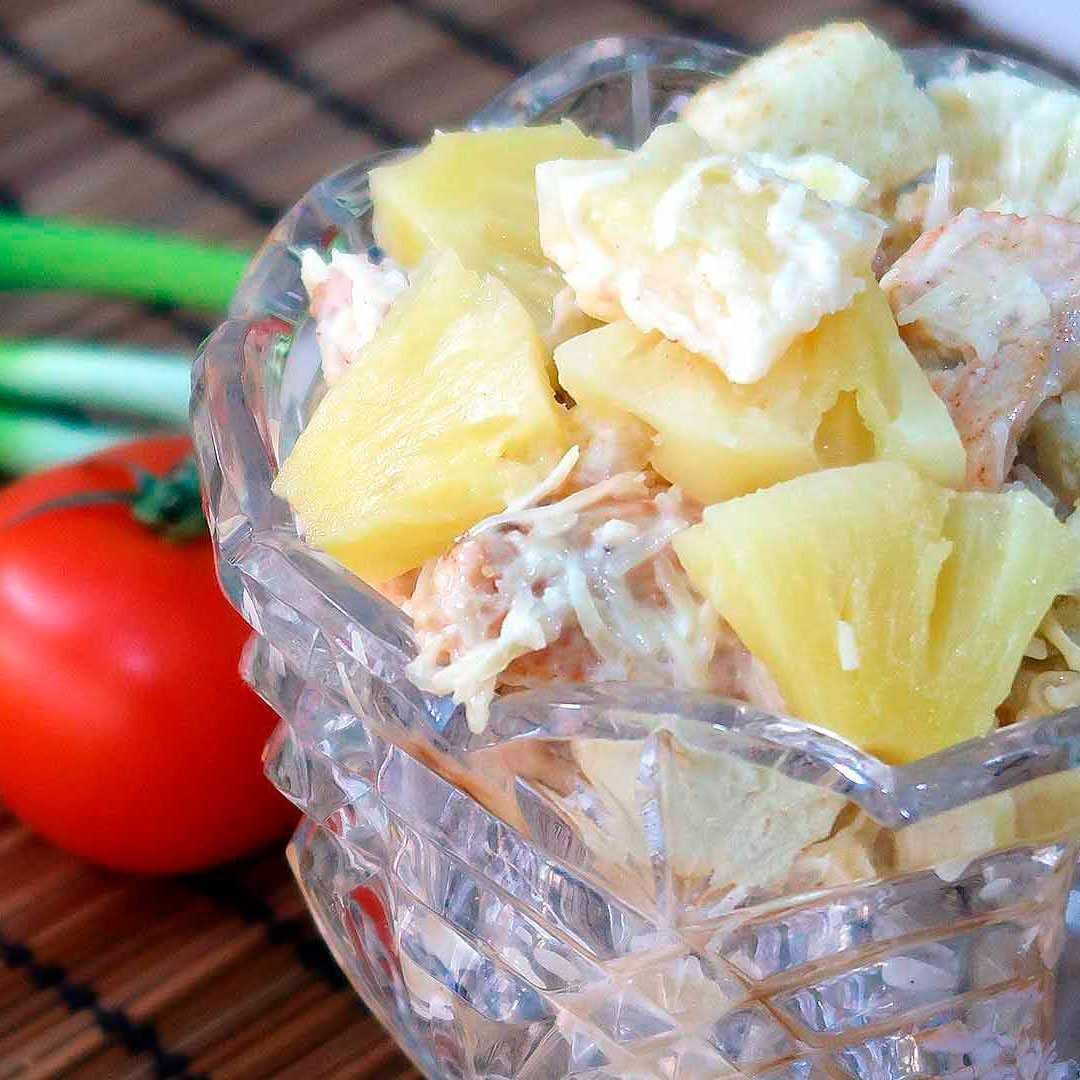 Салат с курицей и ананасом