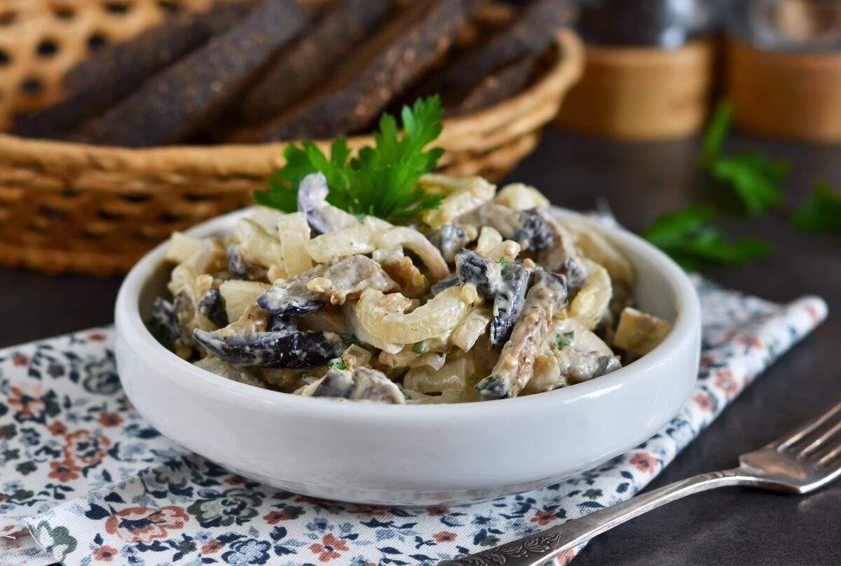 Салат из курицы с грибами