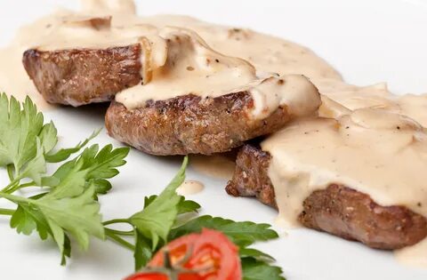 Медальоны из говядины под сливочно-грибным соусом