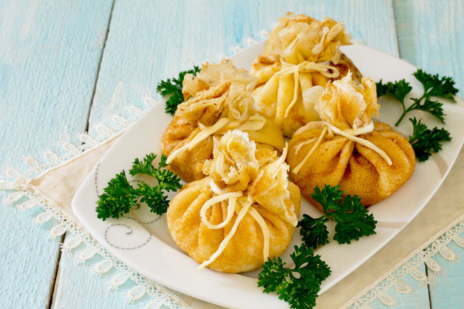 Жульен с курицей и грибами в блинном мешочке