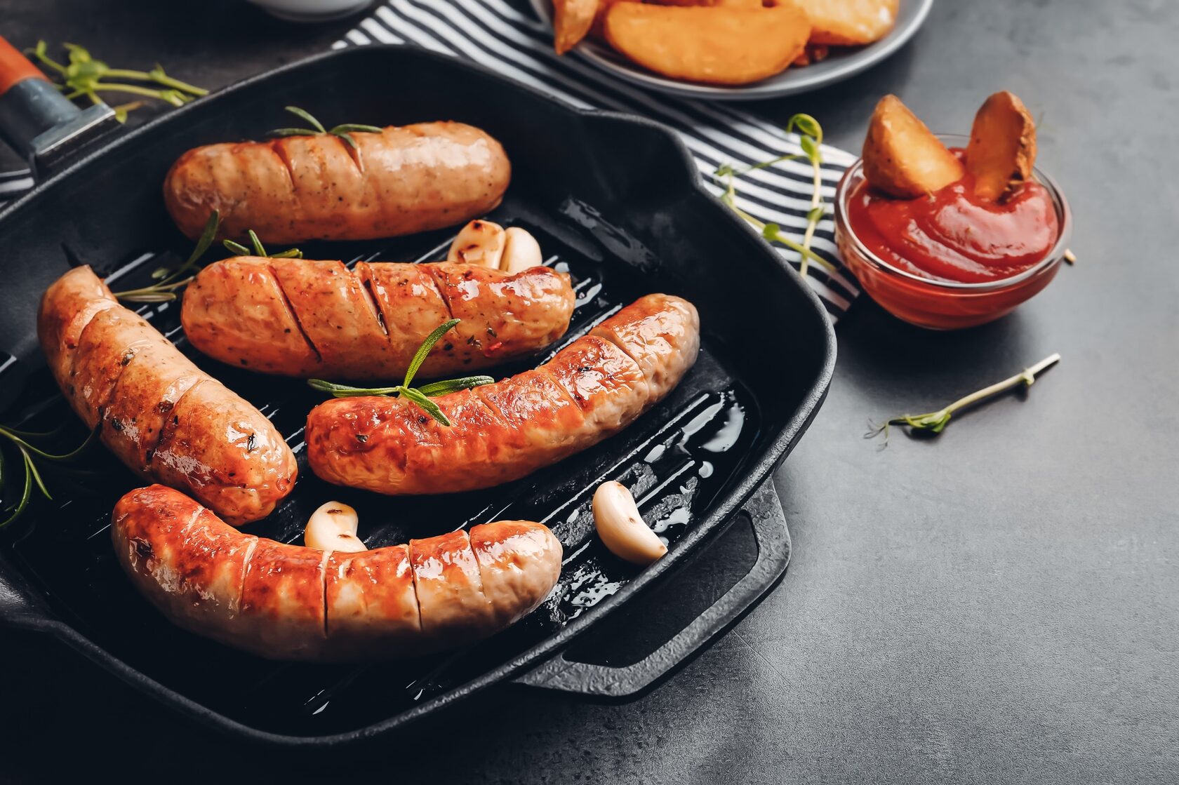 КОЛБАСКИ БАРБЕКЮ С КОПЧЕНЫМ СЫРОМ И ЦУКИНИ-ГРИЛЬ