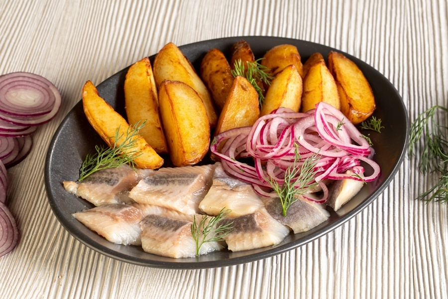 ПЕЧЕНЫЙ КАРТОФЕЛЬ С СЕЛЬДЬЮ СЛАБОГО ПОСОЛА И КРАСНЫМ ЛУКОМ