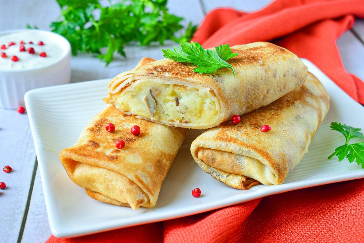 ПЕЧЕНЫЙ КАРТОФЕЛЬ, БРЫНЗА И ЦУКИНИ ГРИЛЬ В БЛИНЕ С ПРЕПЕКОМ И ЗЕЛЕНЫМ СОУСОМ