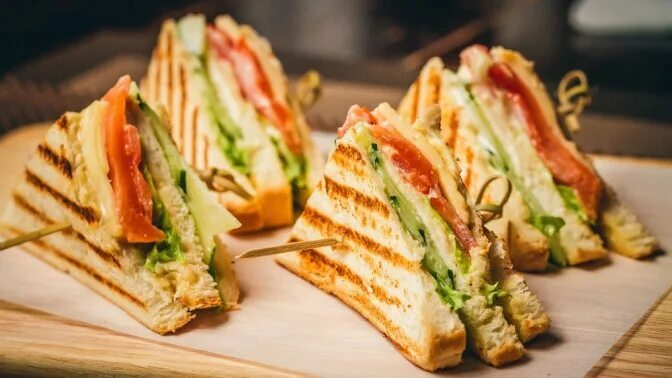 КЛАБ СЭНДВИЧ С КУРИЦЕЙ, САЛАТОМ АЙСБЕРГ, СЫРОМ ЧЕДДЕР И ТОМАТОМ ЧЕРРИ