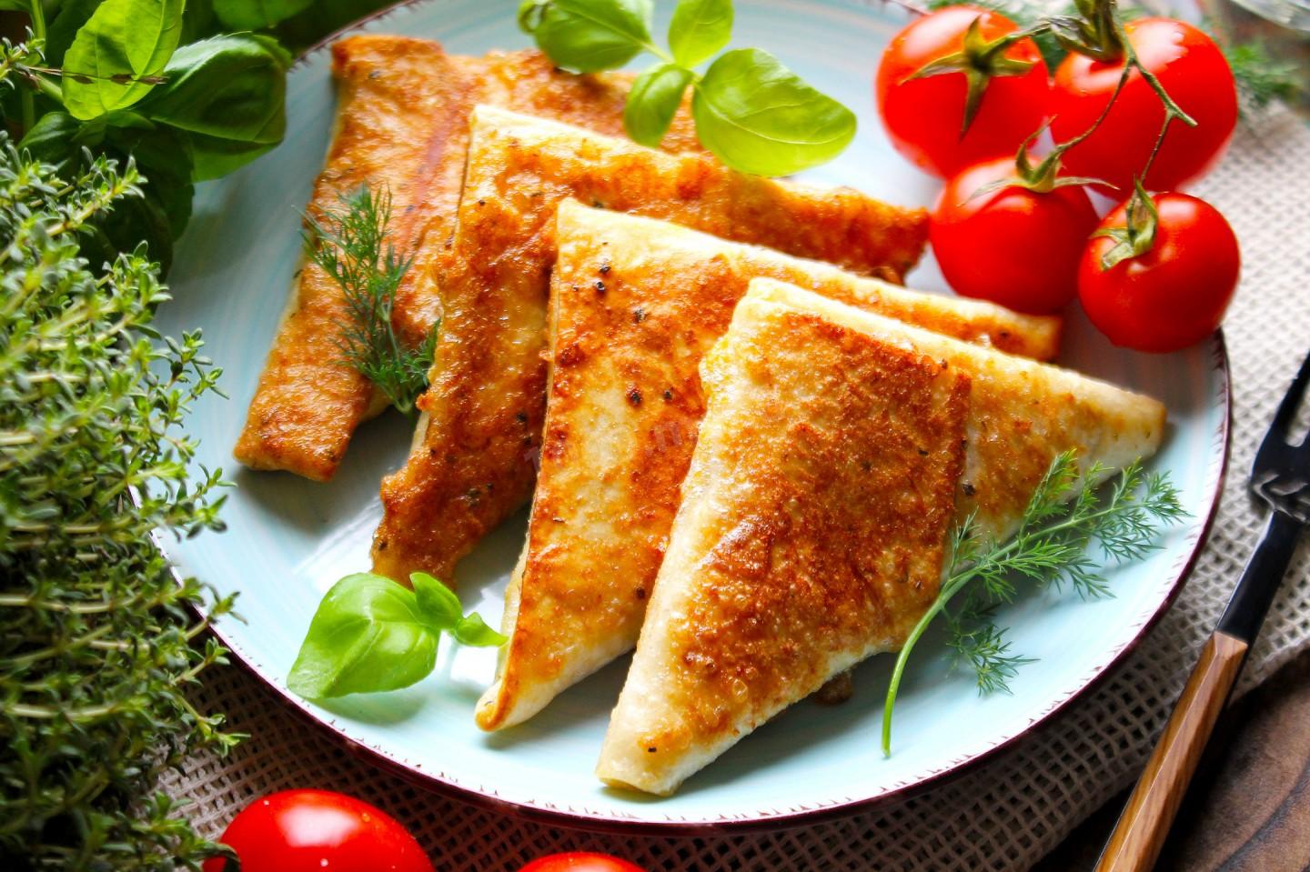ТРЕУГОЛЬНИК С СЫРОМ И ЗЕЛЕНЬЮ