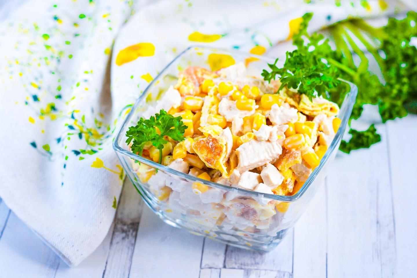 САЛАТ С ЦЫПЛЕНКОМ И БЛИНАМИ