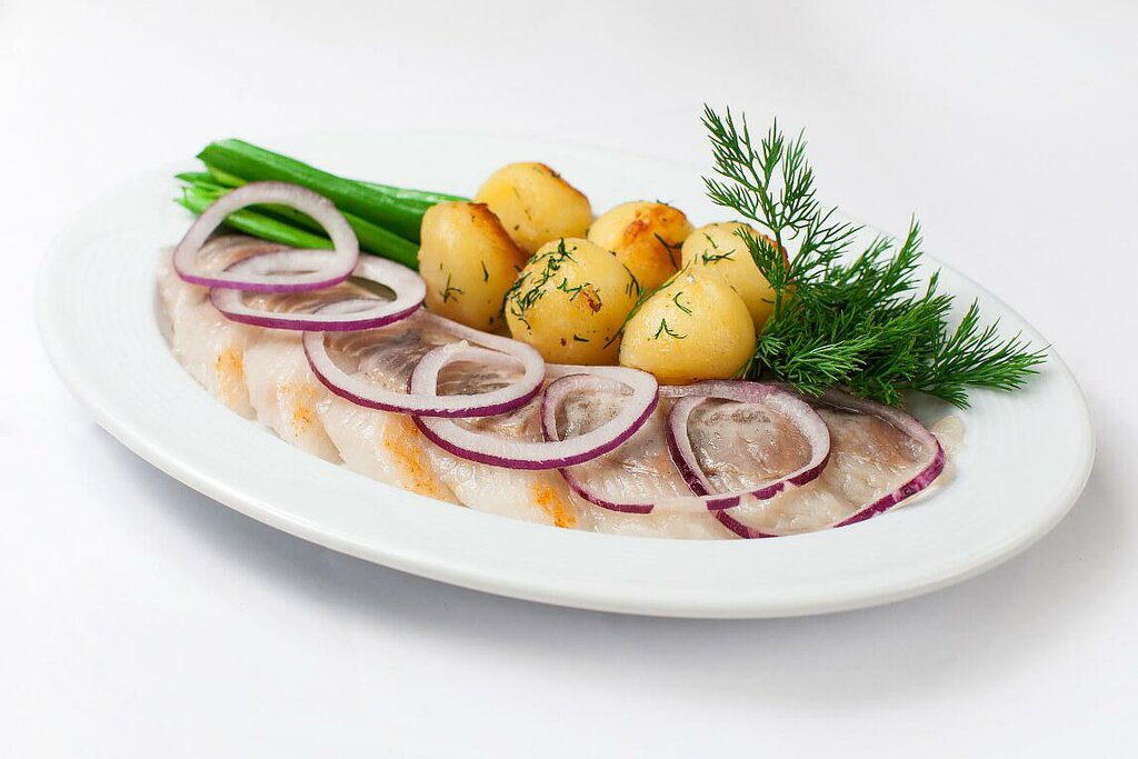 СЕЛЬДЬ ПО-ДОМАШНЕМУ С КАРТОФЕЛЬНЫМИ ШАРИКАМИ И КРАСНЫМ ЛУКОМ