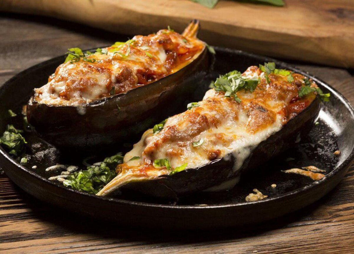 БАКЛАЖАН ФАРШИРОВАННЫЙ ОВОЩАМИ ГРИЛЬ ПОД ОРЕХОВОЙ КРОШКОЙ