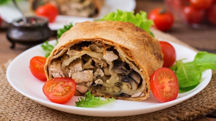 ШТРУДЕЛЬ С ЦЫПЛЕНКОМ, БЕКОНОМ И ГРИБАМИ