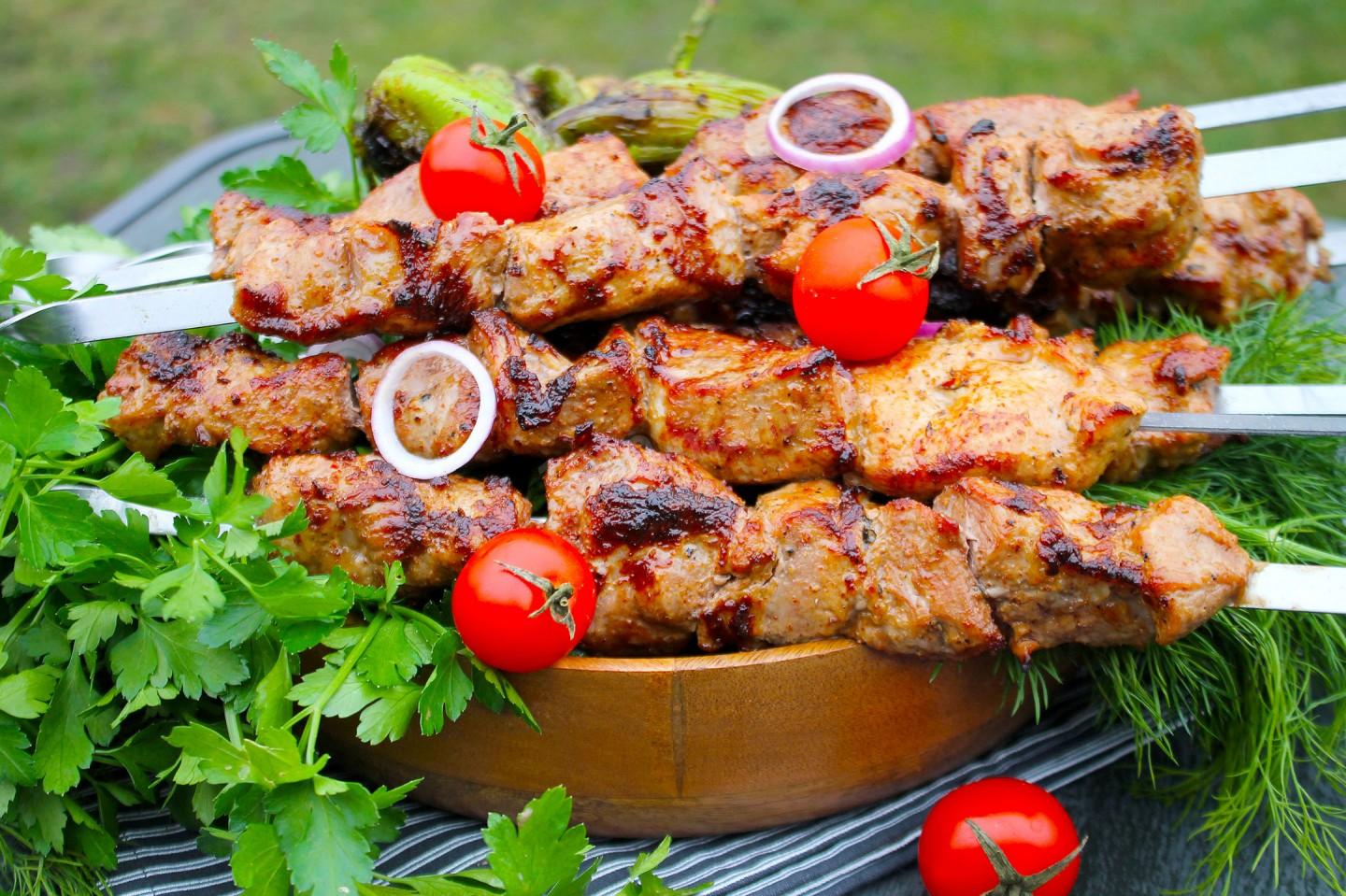 ШАШЛЫК ИЗ СВИНИНЫ С ФИРМЕННЫМ СОУСОМ И ЗЕЛЕНЬЮ