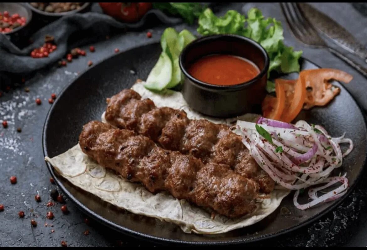 ЛЮЛЯ КЕБАБ С БАРАНИНОЙ, ГОВЯДИНОЙ И ЦЫПЛЕНКОМ